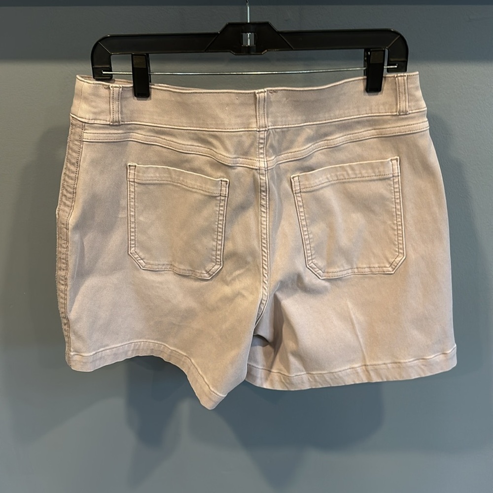 Spanx 6" Stretch Twill shorts. Light orchid purple. Size Large great condition - Picture 4 of 4